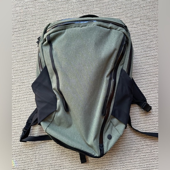 Lululemon 20L backpack - Picture 1 of 3
